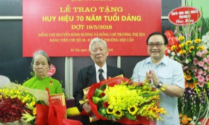 Bí thư Thành ủy Hà Nội Hoàng Trung Hải trao Huy hiệu 70 năm tuổi Đảng cho đồng chí Nguyễn Đình Hương, nguyên Ủy viên Trung ương Đảng, nguyên Phó Trưởng Ban Tổ chức Trung ương